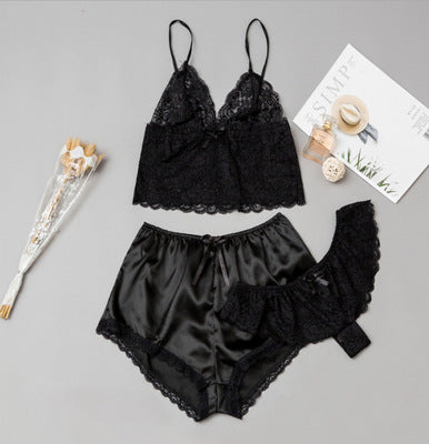 Ensemble short en dentelle et lingerie en satin 