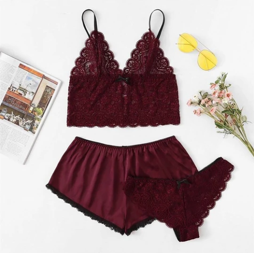 Ensemble short en dentelle et lingerie en satin 